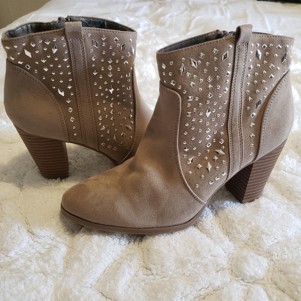 JENNIFER LOPEZ NUDE SUEDE BOOTS..SIZE:8M